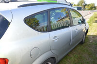 na poboczu stoi osobowy Seat