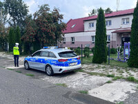 policjantka przed radiowozem