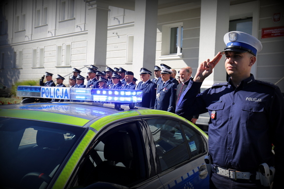 policjanci przed budynkiem Komendy Wojewódzkiej Policji w Lublinie oddają hołd zmarłemu policjantowi