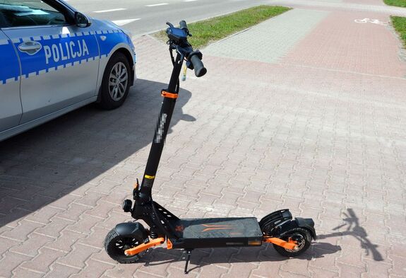 hulajnoga elektryczna obok radiowozu
