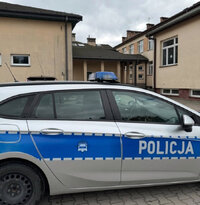 radiowóz przed szkołą