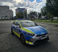 radiowóz na parkingu szkoły