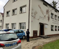 policjantka przed szkołą