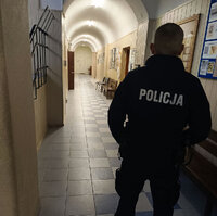 policjant na korytarzu szkoły