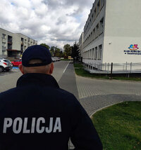 policjant przed szkołą