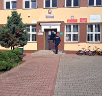 policjant wchodzi do szkoły