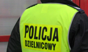 policjant w kamizelce z napisem Policja dzielnicowy