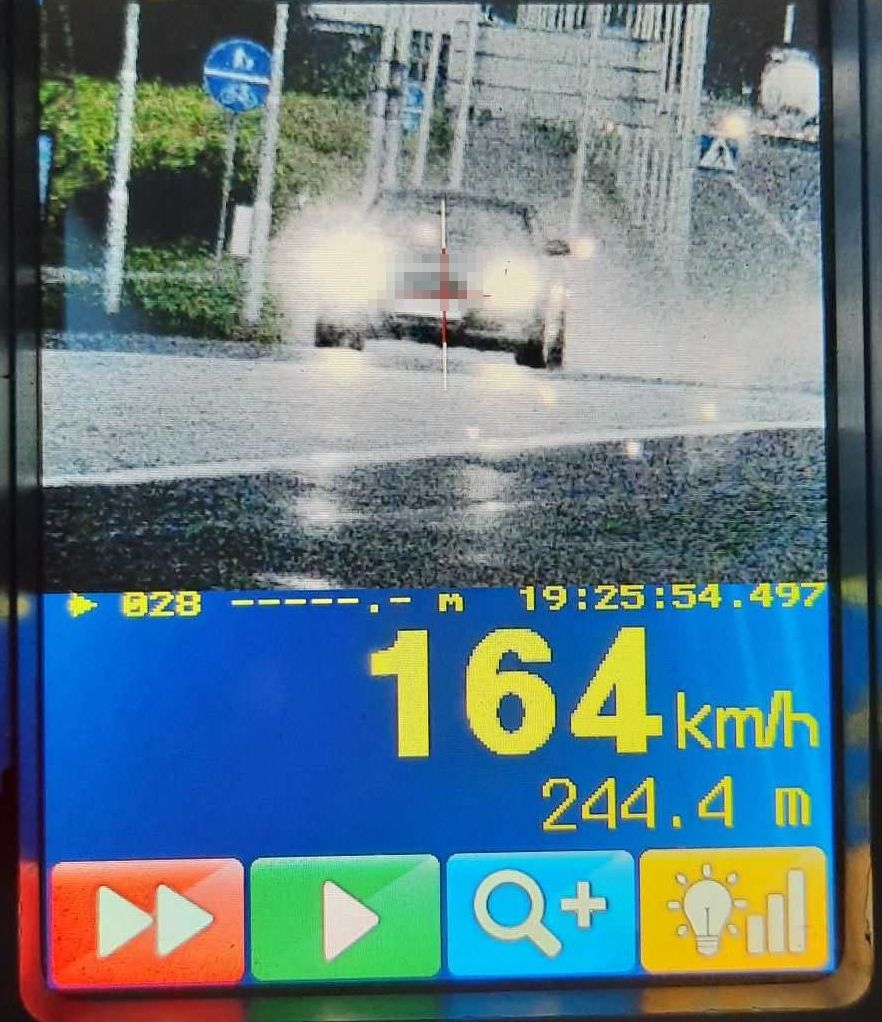 W terenie zabudowanym pędził z prędkością 164 km/h. Dostał mandat i ...