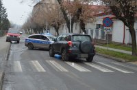 droga, przejście dla pieszych, stojąca na jezdni osobowa toyota, w tle radiowóz policyjny.