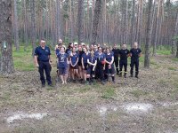 POLICJANT PODCZAS SPOTKANIA Z HARCERZAMI W LESI