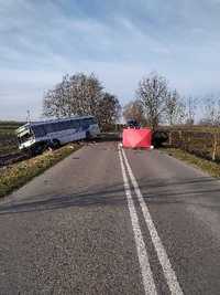 miejsce wypadku, uszkodzony autobus i czerwony parawan