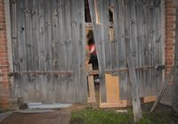 uszkodzone drzwi stodoły
