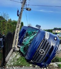 przewrócony bus i złamany słup