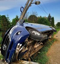 przewrócony bus i złamany słup