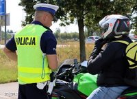 policjant z motocyklistą podczas kontroli