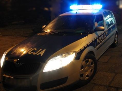 policyjny radiowóz w porze wieczorowej